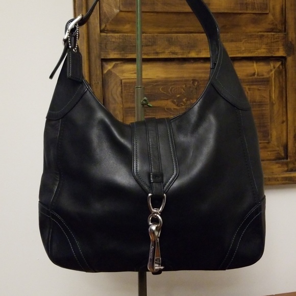 Coach Handbags - 😊🌹Claasic black leather Coach purse 🛍💖